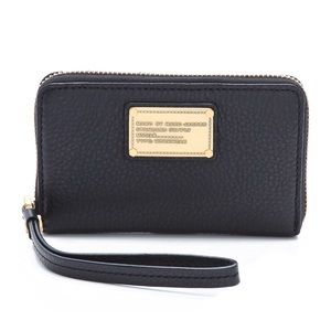 Classic Q Wingman Wristlet Zip Wallet